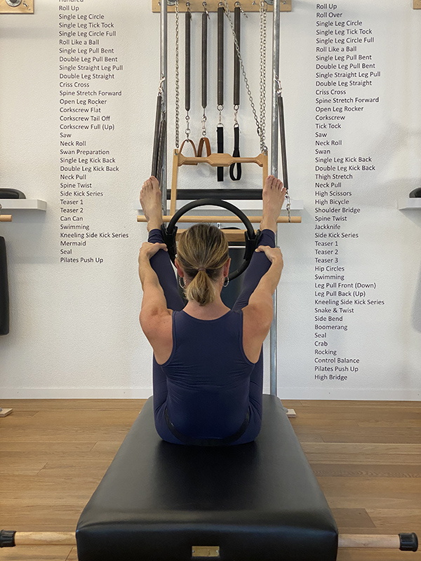 Pilates-Übungen werden ruhig, fliessend, präzise und sehr konzentriert ausgeführt. Die Koordination von Körper und Geist ist genauso wichtig wie die tiefe Atmung, die bewusst in jeder Übung eingesetzt wird.
